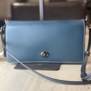 Elegant Coach Dinky Leather Crossbody Bag KISS Closure-NWT